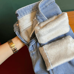 Calça Jeans Peluciada com Elastano + Meia Térmica Grátis