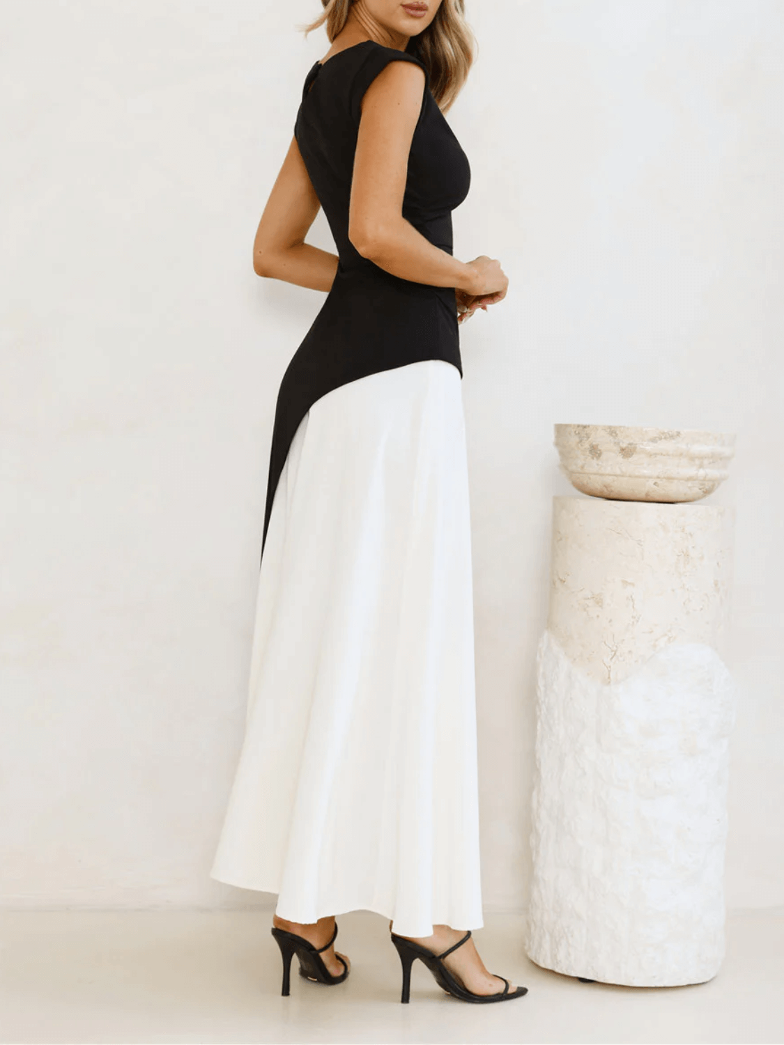 Vestido Longo Sem Mangas com Design Bicolor Diagonal Elegante - Alane